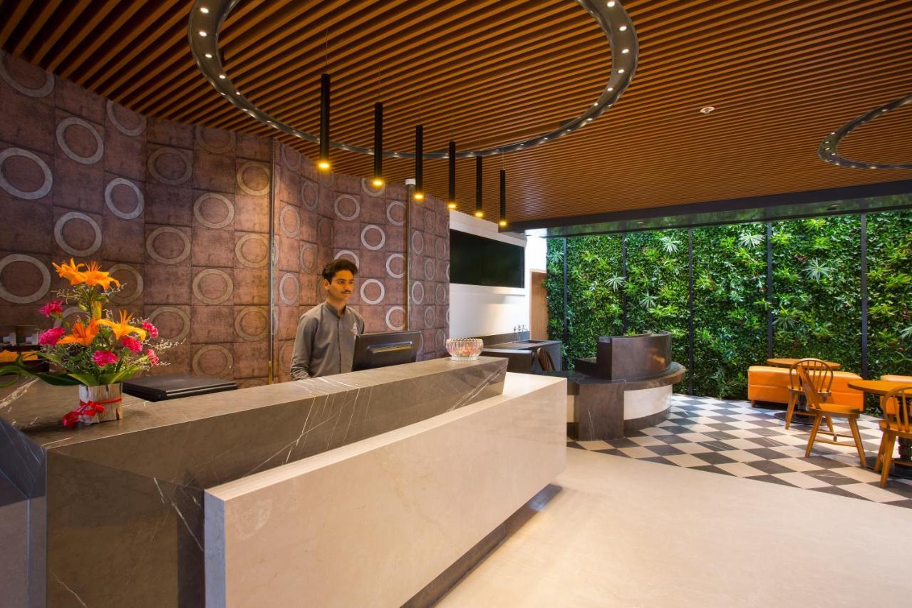 Fountain Tree By Tgi Otel Bangalore Dış mekan fotoğraf